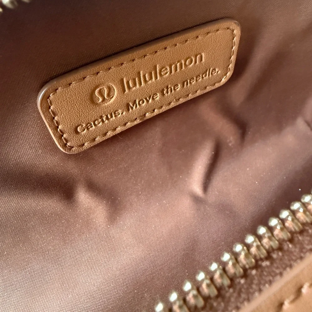 Lululemon Leather Alternative Saddle crossbody Bag 2L - Picture 7 of 11